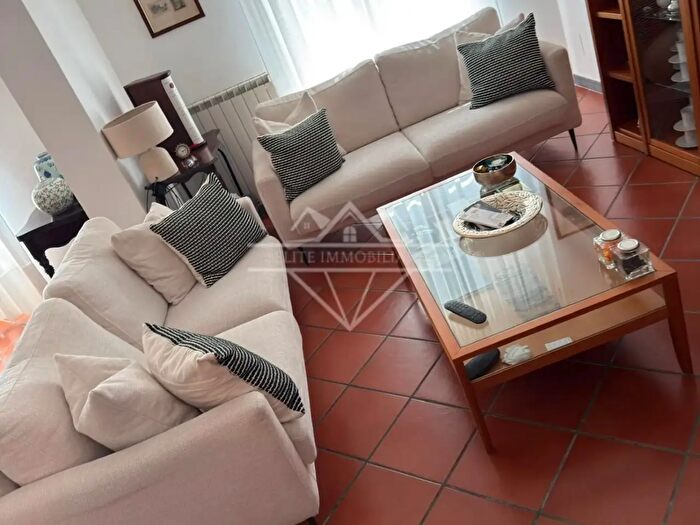 Casa con 8 locali in vendita in Carrara