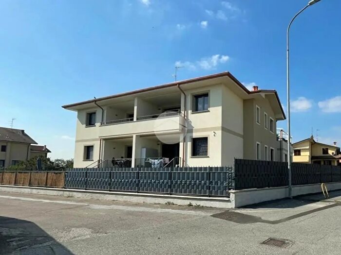 Appartamento trilocale in vendita in Via Domenico Romagnosi, Magenta
