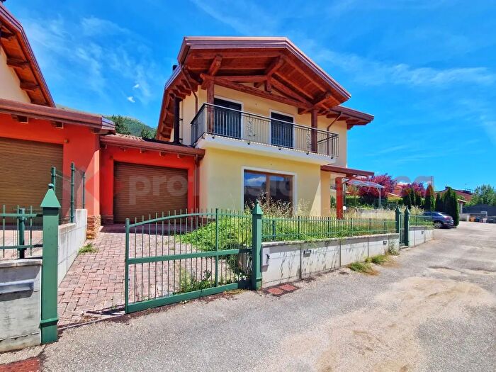 Casa quadrilocale in vendita in Via Villa Perilli Snc, Pizzoli