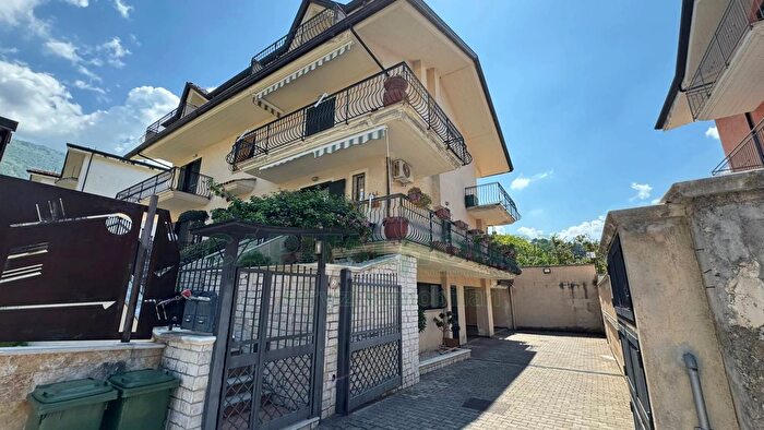 Casa con 7 locali in vendita in Quadrelle