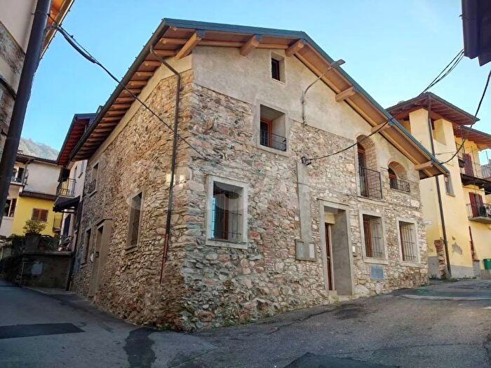 Appartamento trilocale in vendita in Via Cavour, Valganna