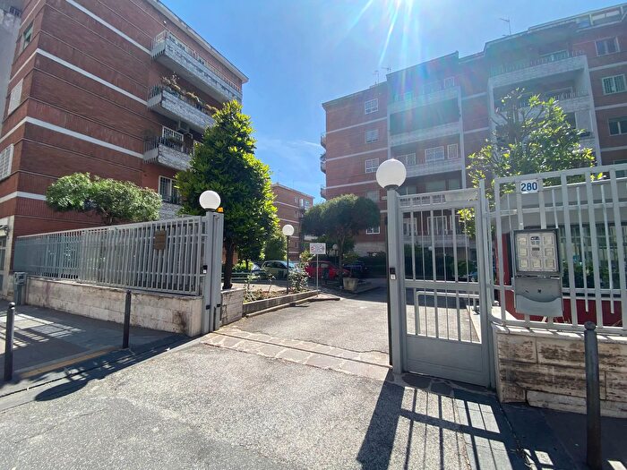 Appartamento con 6 locali in vendita in Via Francesco Cilea, Napoli