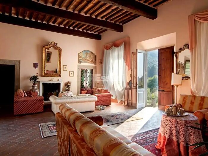 Casa con 20 locali in vendita in Lucca