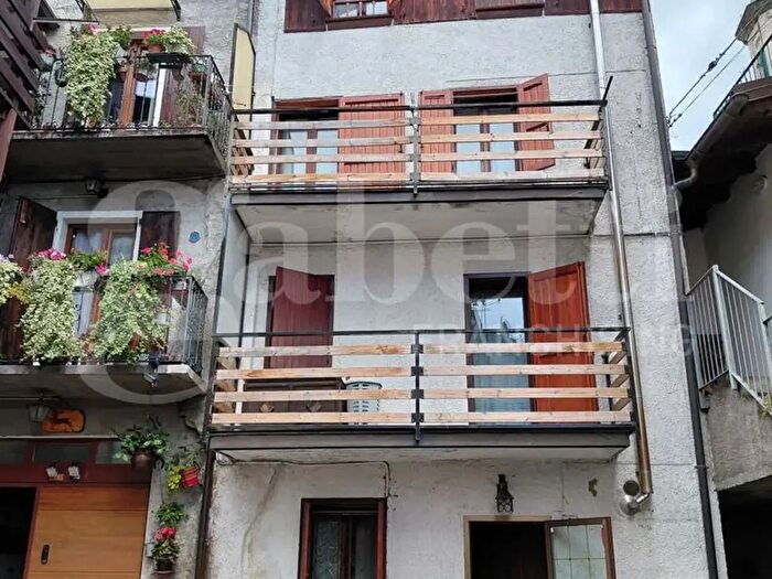 Casa quadrilocale in vendita in Via del Campanile, Buglio In Monte