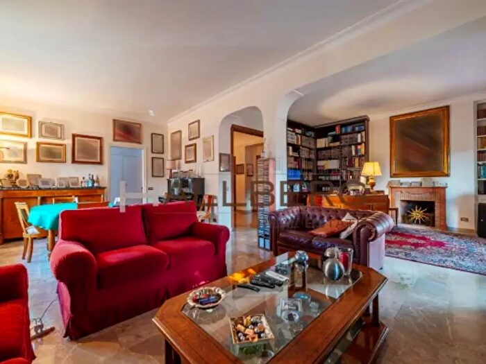 Appartamento con 6 locali in vendita in Via Nepi, Roma