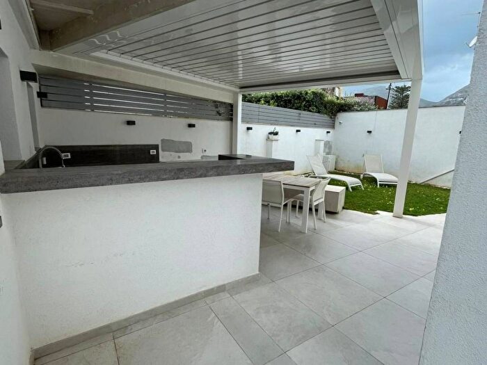 Casa con 5 locali in affitto in Viale Regina Elena, Mondello Valdesi, Palermo