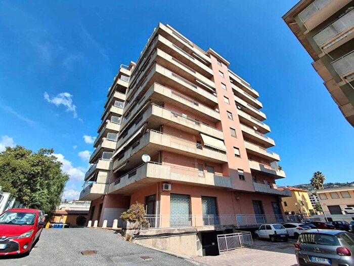 Appartamento con 6 locali in vendita in Via dei Mirti, Castelvecchio, Imperia