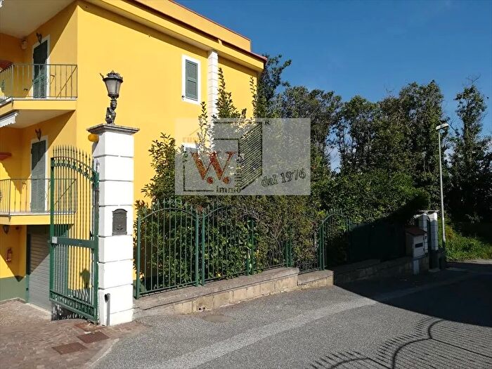 Casa con 10 locali in vendita in Pozzuoli