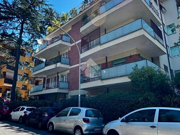 Appartamento con 5 locali in affitto in Via Lorenzoni, Roma