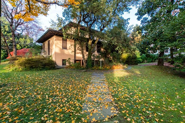 Casa con 15 locali in vendita in Viale Aguggiari, Varese