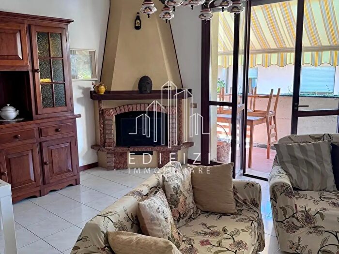 Casa con 7 locali in vendita in Massa