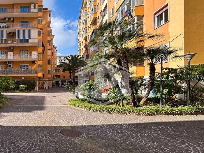 Appartamento con 5 locali in vendita in Viale Augusto, Napoli