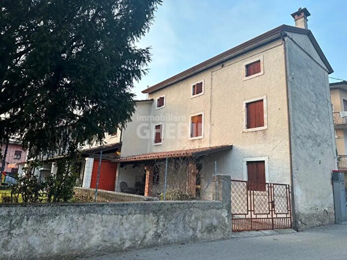 Casa quadrilocale in vendita in Vittorio Veneto