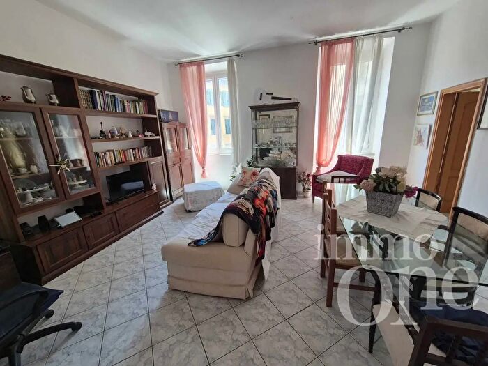 Appartamento con 6 locali in vendita in Via C Battisti, Livorno