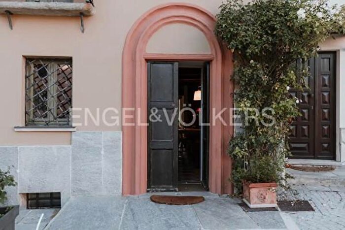 Casa con 6 locali in affitto in Piazza Ravina, Serravalle Langhe