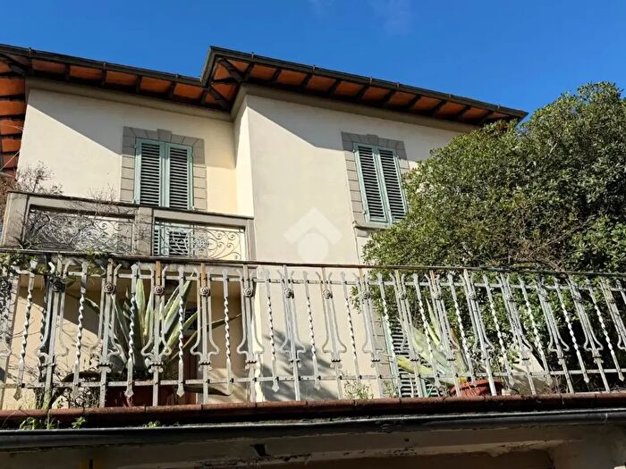 Casa con 7 locali in vendita in Via Tasso, Pistoia