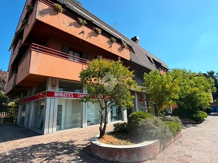 Appartamento quadrilocale in vendita in Via Serao, Desio