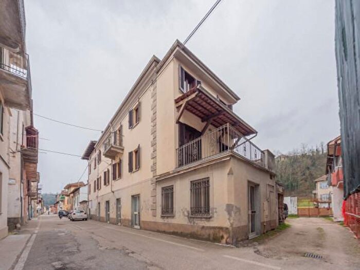 Casa con 6 locali in vendita in Frazione Quarto Inferiore, Asti