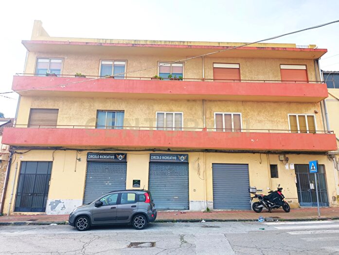 Appartamento con 6 locali in vendita in Via Giuseppe Arenaprimo, Messina