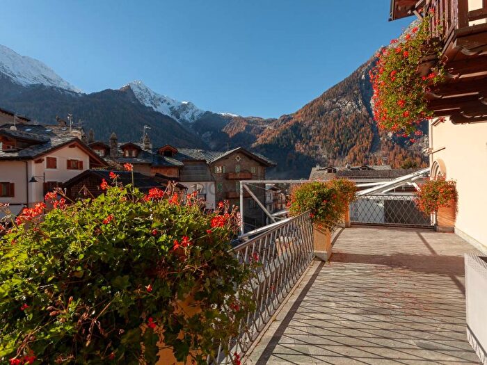 Appartamento trilocale in affitto in Via Roma, Centro, Courmayeur