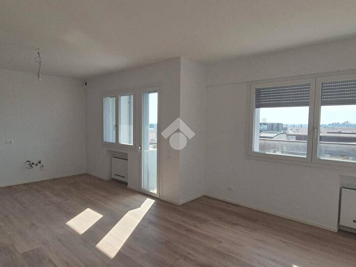 Casa trilocale in affitto in Via Silvio Pellico, Centro, Montebelluna