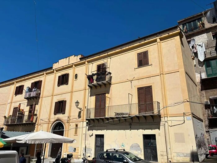 Appartamento bilocale in vendita in Piazza Carmine, Palermo