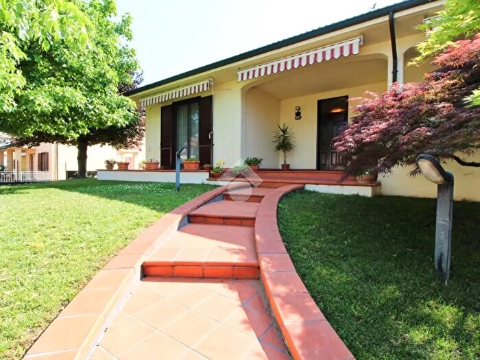 Casa con 6 locali in vendita in Via Libertà, Sommo