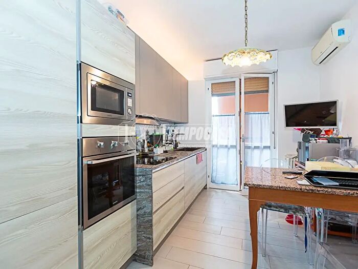 Appartamento trilocale in vendita in Via Angelo Emo, Verona