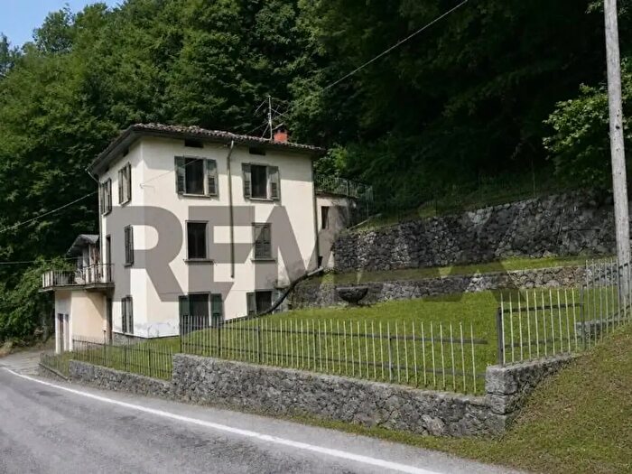 Casa con 10 locali in vendita in Dossena