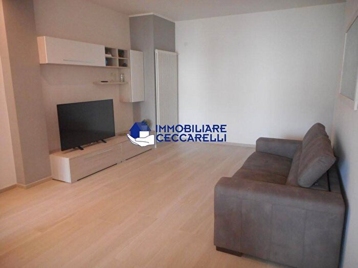 Appartamento trilocale in affitto in Via Gioacchino Rossini, Marina di Massa Centro, Massa