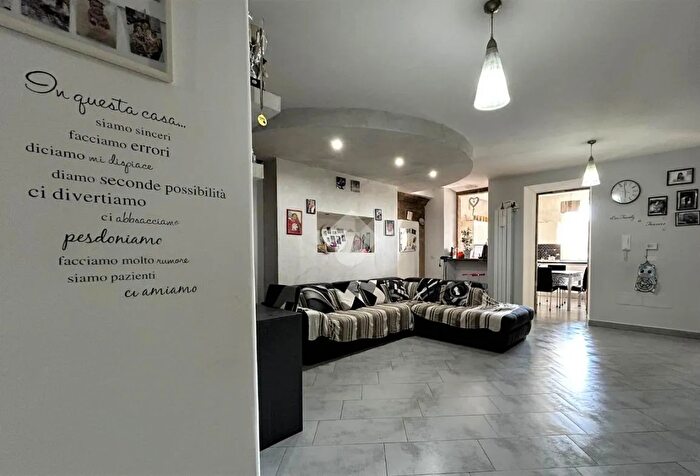 Appartamento trilocale in vendita in Via Annibal Caro, Ischia Di Castro