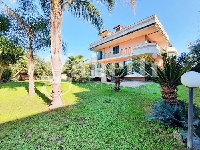 Appartamento con 5 locali in vendita in Via Staffetta, Giugliano In Campania