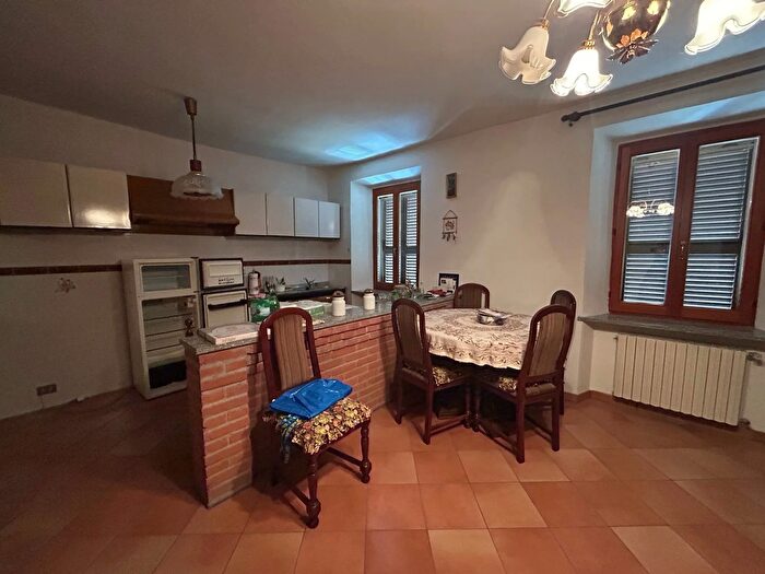 Casa con 8 locali in vendita in Agazzano