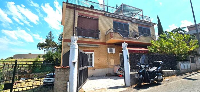 Appartamento trilocale in vendita in Via delle Lucarie, Roma