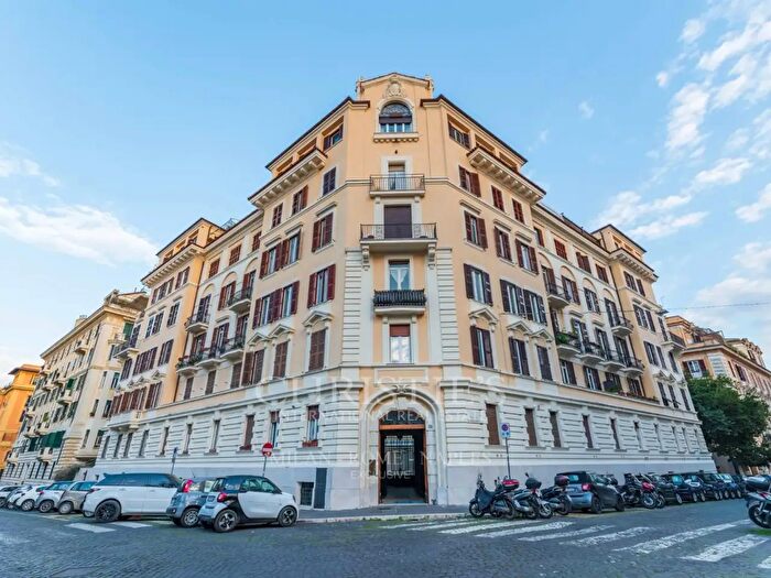 Appartamento con 5 locali in vendita in Via Savoia, Roma