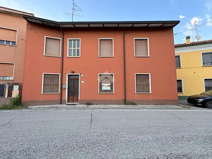 Casa con 5 locali in vendita in Str Zara Chiaviche, Motteggiana