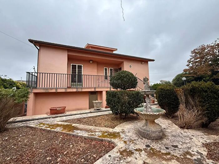 Casa con 6 locali in vendita in Via Trani, Modica