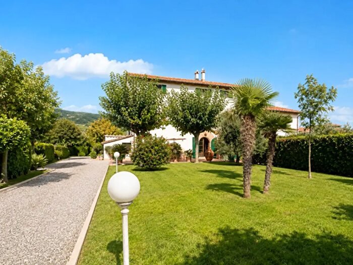 Casa con 11 locali in vendita in Cascina