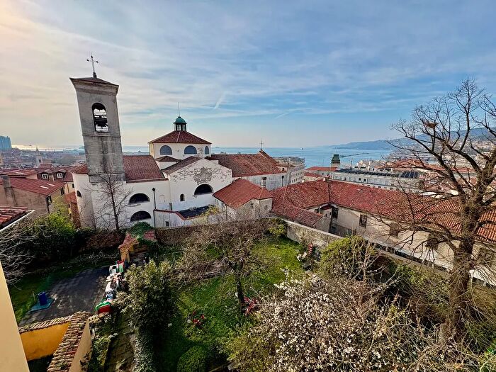 Appartamento trilocale in affitto in Via delle Monache, Trieste