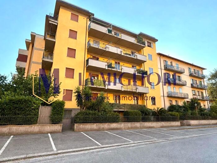 Appartamento con 5 locali in vendita in Via Cefalonia, Prato