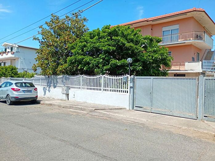 Appartamento trilocale in vendita in Via Brembo, Aprilia