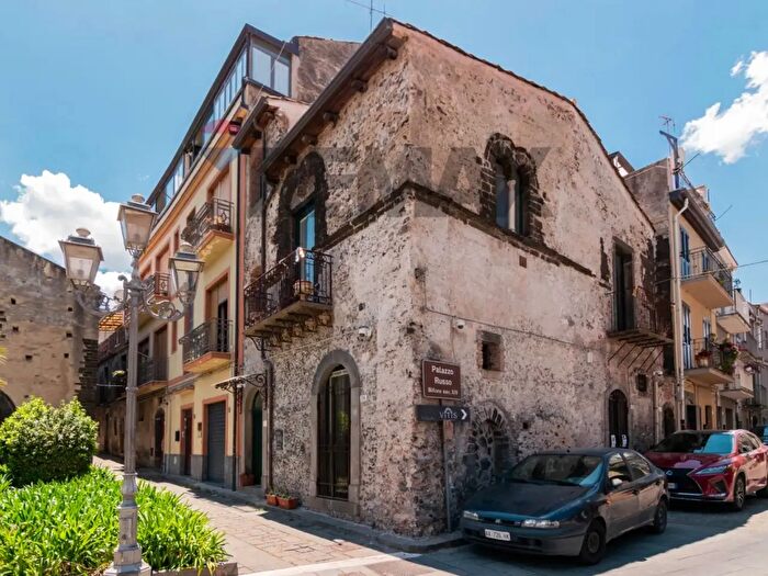 Appartamento con 6 locali in vendita in Piazza San Nicolò, Randazzo