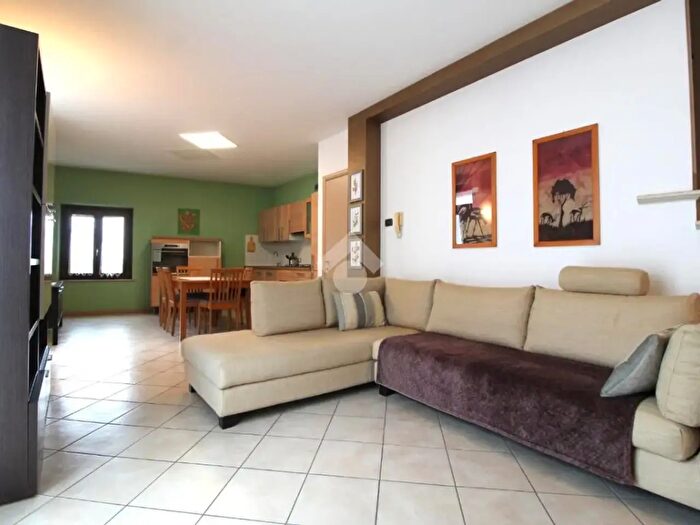 Appartamento trilocale in vendita in Via Chiesa, Longhena