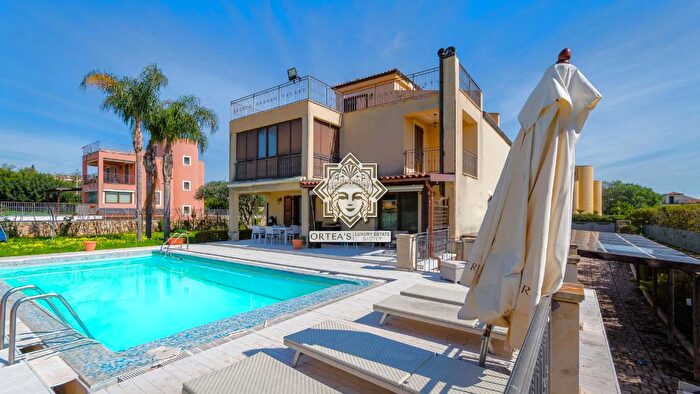 Casa con 12 locali in vendita in Traversa Sinerchia Snc, Siracusa