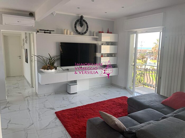 Appartamento quadrilocale in vendita in Piazza Mazzini, Viareggio