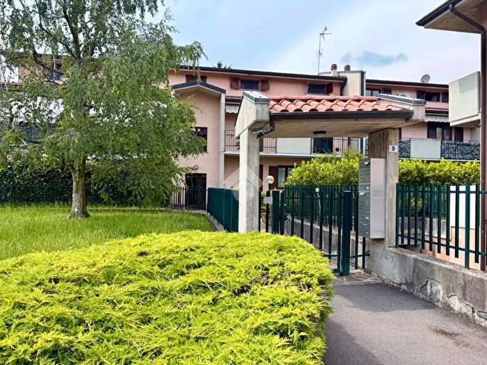 Appartamento quadrilocale in vendita in Via Salvo d'Acquisto, Villa D'Adda