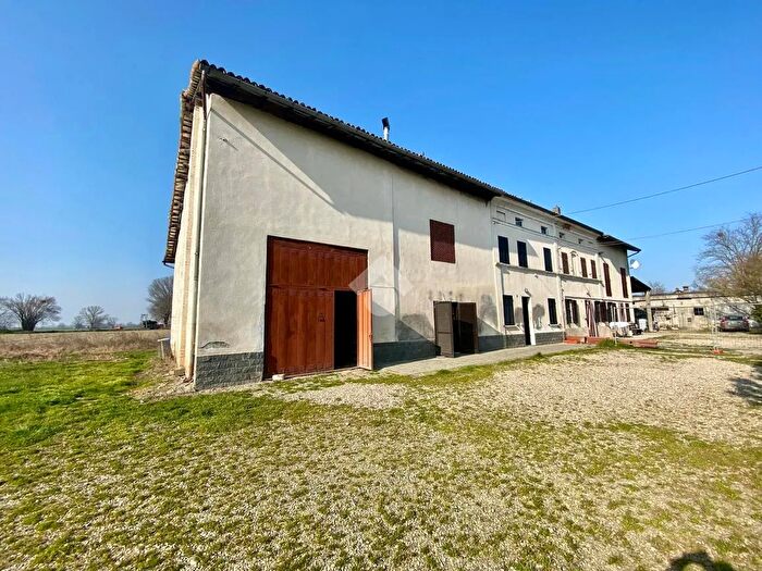Casa con 7 locali in vendita in Via Vecchia del Po, Sale