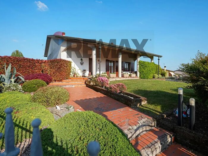 Casa con 10 locali in vendita in Vicolo San Giovanni Bosco, Casaleone