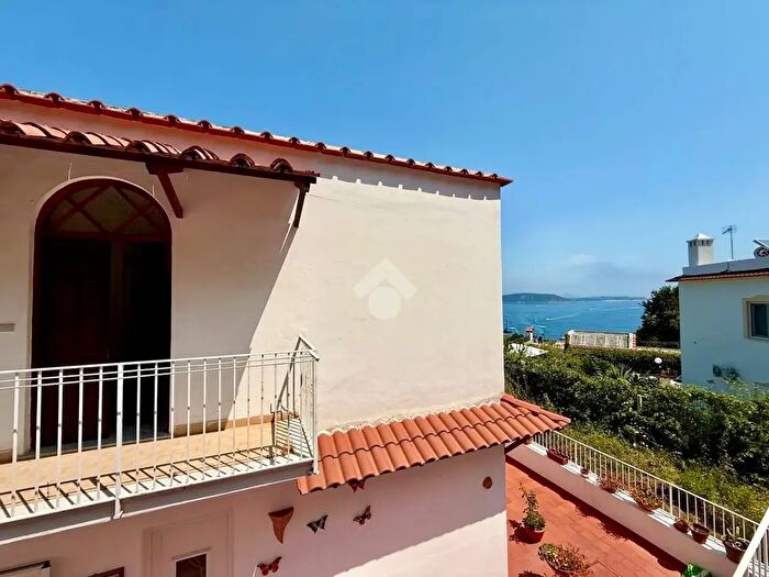 Appartamento trilocale in vendita in Via Campagnano, Ischia