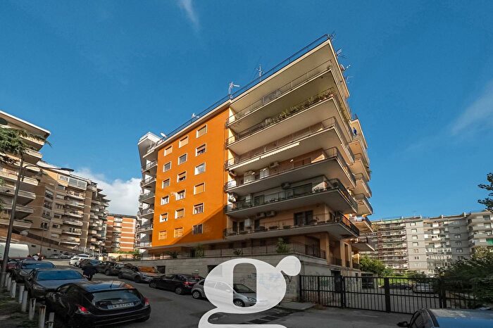 Appartamento quadrilocale in vendita in Via Croce Rossa, Napoli